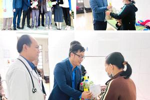 Phối hợp trao quà cho bệnh nhân tại Trung tâm Y tế huyện Can Lộc