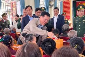 Chủ tịch nước Võ Văn Thưởng dự và tặng quà tại Chương trình "Tết Nhân ái" ở Nghệ An