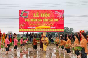 Lễ hội Vua Hùng dạy dân cấy lúa