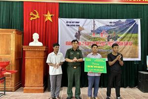 Đồn Biên phòng Cha Lo tặng công trình "Truyền thanh bản xa" cho xã biên giới Dân Hóa