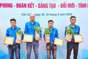 4 thanh niên đập tường cứu người trong vụ cháy được trao Huy hiệu Tuổi trẻ dũng cảm

