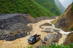 Mưa lớn khiến nhiều địa phương bị ngập sâu trong nước

