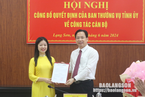 Công bố quyết định về công tác cán bộ tại Huyện ủy Văn Quán