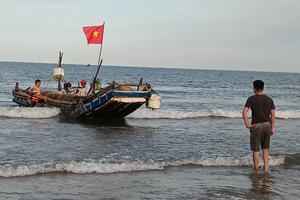 Một ngư dân mất tích trong khi bè cá vẫn nổ máy trên biển