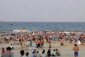 Đà Nẵng: Nắng nóng như đổ lửa, người dân đổ xô ra biển giải nhiệt