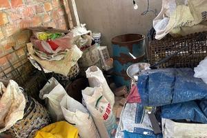 Con gái trộm tiền và vàng của bố mẹ cất trong thùng lúa
