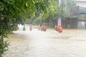 Mưa lớn khiến thành phố Hà Giang ngập sâu trong lũ