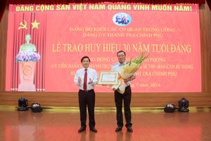 Tổng Thanh tra Đoàn Hồng Phong nhận Huy hiệu 30 năm tuổi Đảng