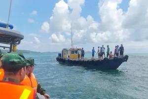 Quảng Ninh: Cứu 7 ngư dân gặp nạn trên biển