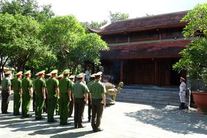 Công an tỉnh Sơn La viếng Nghĩa trang Liệt sĩ Nhà tù Sơn La