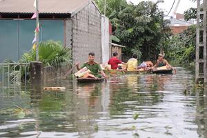 Hà Nội: Công an tiếp tế nhu yếu phẩm, mì tôm cho người dân huyện Chương Mỹ

