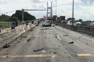 TP HCM: Tông xe liên hoàn dưới chân cầu Phú Mỹ