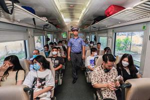 Sôi động thị trường vé ô tô, tàu hoả dịp nghỉ lễ 2/9