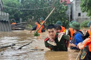 Xuyên ngày, trắng đêm vì người dân vẫn đang chờ các anh