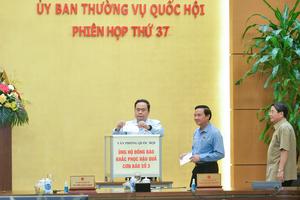 Ủy ban Thường vụ Quốc hội quyên góp ủng hộ đồng bào vùng bão lụt