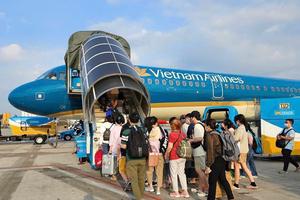 Tránh mua phải vé giả, vé bị nâng giá trong dịp cao điểm Tết Nguyên đán 2025