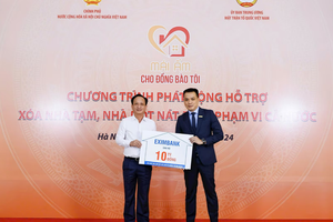 Đoàn CBNV Eximbank tại Hà Nội tặng quà hỗ trợ người dân tại tỉnh Yên Bái bị ảnh hưởng bởi cơn bão số 3 vừa qua.