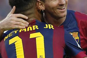 Messi vượt cột mốc 400 bàn