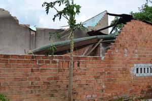 Hai cơn lốc xoáy hất tung gần 200 nóc nhà