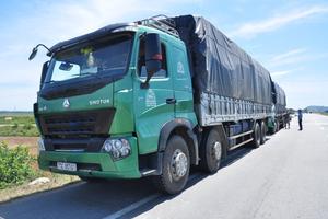 Lao thẳng xe vào cảnh sát để vượt trạm cân
