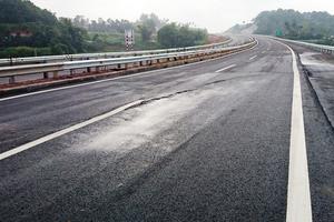 Vết nứt đường cao tốc Nội Bài - Lào Cai là bất thường