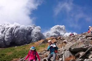 Nhật: Núi lửa bất ngờ phun trào dữ dội, 46 người bị thương
