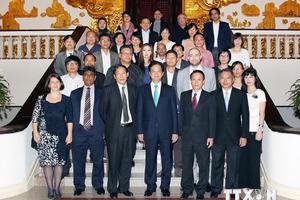 Thủ tướng tiếp các nhà báo dự Hội nghị mạng thông tin châu Á