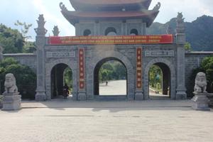Linh vật ngoại lai án ngữ trước cổng di tích cấp quốc gia   