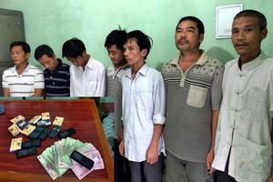 Bắt quả tang 8 con bạc đang say sưa sát phạt