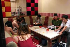 Triệt phá quán karaoke trá hình