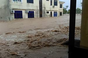 Vỡ đập ở Quảng Ninh, thị trấn Đầm Hà chìm trong biển nước