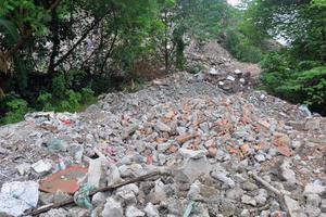 “Núi” phế thải giữa trung tâm thủ đô
