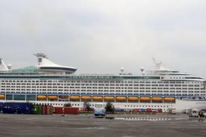 Tàu du lịch “5 sao” đưa 3.000 khách đến Việt Nam