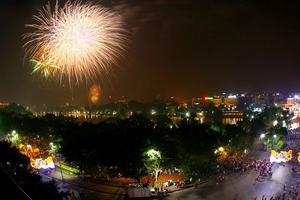Vạn người dân Hà Nội nô nức đổ về Hồ Gươm ngắm pháo hoa