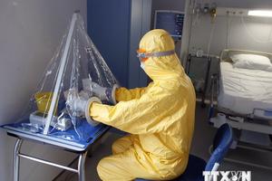 Chuyển biến mới trong điều trị Ebola: Virus không dễ lây lan?