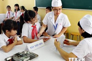 Một loạt học sinh ngất sau tiêm vắcxin do tâm lý dây chuyền