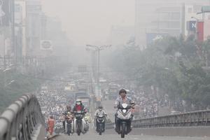 Sương mù bức xạ mang khói bụi ô nhiễm bao phủ TP.HCM