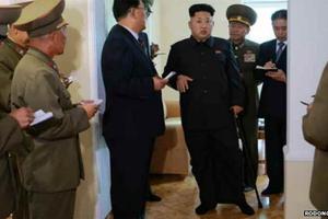 Kim Jong Un chống gậy tái xuất