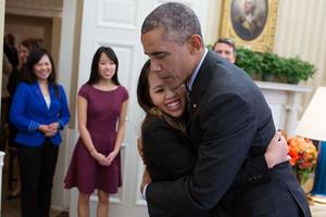 ​Obama, Nina và cái ôm nổi tiếng