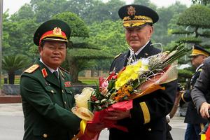 Không chỉ là chuyện vũ khí...