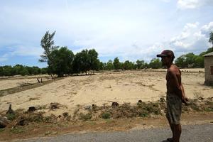 Dân điêu đứng vì khai thác ti tan