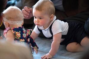 Hoàng gia Anh cảnh báo nhiếp ảnh gia “theo dõi” Hoàng tử George