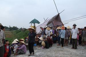 Dân bức xúc dựng lều vây trại nuôi lợn