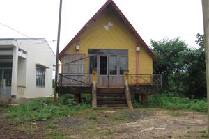 Nhà sinh hoạt cộng đồng xây xong “đóng cửa”