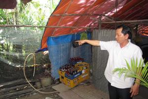 Con đang “dồn” cha ra sống trong lều bạt