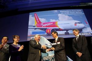 Máy bay đầu tiên của Vietjet mang biểu tượng Vietcombank