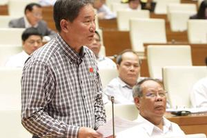 “Làm quan thời nào cũng có lộc, ăn chặn của dân lại khác”