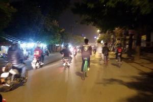 Quái xế đua nhau "biểu diễn" bốc đầu xe trên đường
