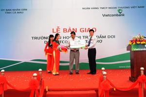 Vietcombank bàn giao Trường Tiểu học thị trấn Đầm Dơi