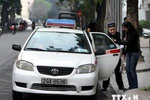 Các hãng taxi đồng loạt giảm cước sau khi xăng, dầu hạ nhiệt